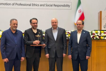 جایزه ملی مسئولیت پذیری به برگزیدگان همایش ترویج اخلاق حرفه‌ای اعطا می‌شود