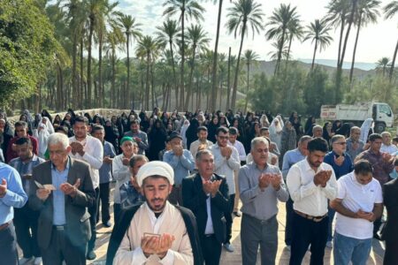 مراسم نماز عید فطر در روستای رود فاریاب دشتستان برگزار شد