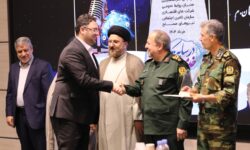 درخشش روابط عمومی پتروشیمی بوشهر با نشان “خدمت در سایه تکریم” و تبریک مدیرعامل